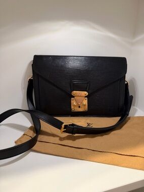 Louis Vuitton Sellier Dragonne black epi leather